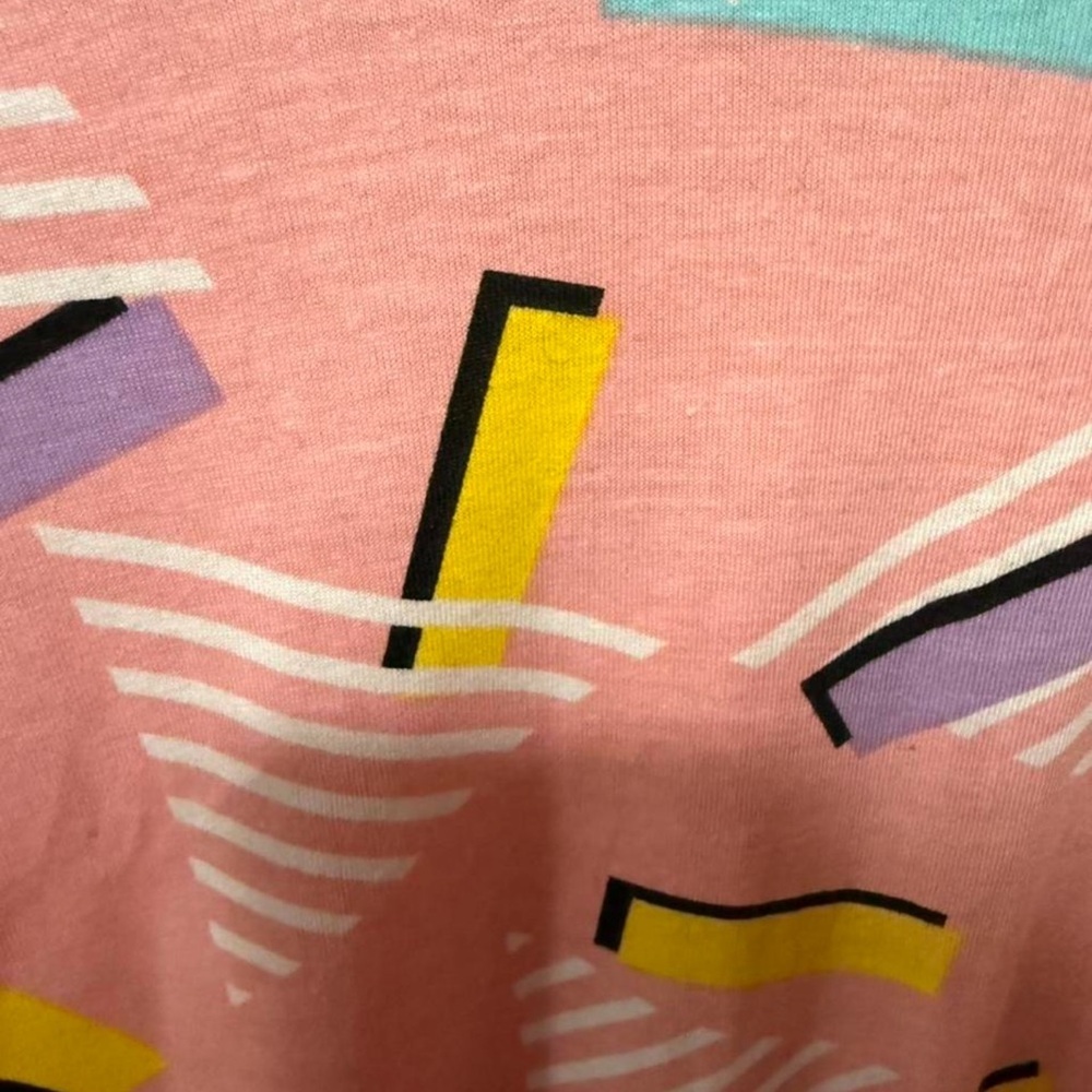 Knickerbocker pink short sleeved Tshirt w/colorful 1980s vibe retro design Men’s - Picture 3 of 7